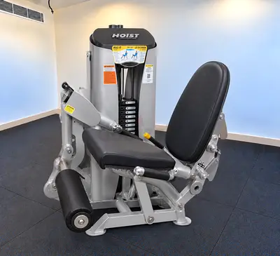 Hoist leg extension machine