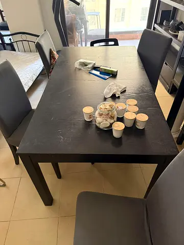 Extendable dining table + 4 grey upholstered chairs