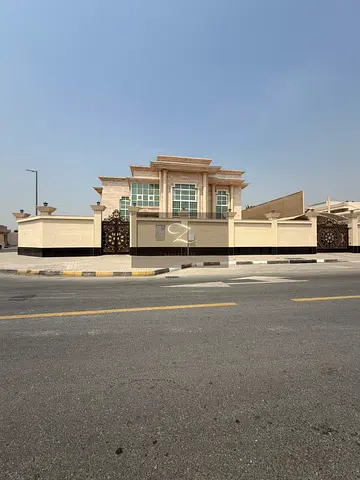 للبيع فيلا مميزة – الطرفا | الشارقة 📍 زاوية على 3 شوارع | موقع مميز بالقرب من شارع محمد بن زايد