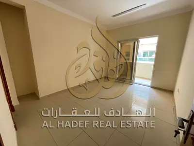 غرفة وصالة للإيجار السنوي في القليعة – مساحة كبيرة وبلكونة