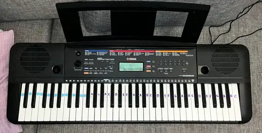 Yamaha PSR-E263 61-Key Portable Keyboard - Good Working Condition