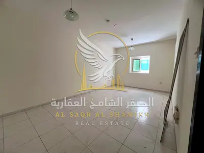 شقة غرفة وصالة واسعة بالقاسمية مع غرفة ماستر وتكييف مركزي وتشطيبات حديثة وبناية عائلية