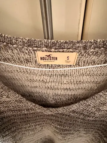 Hollister light grey knitted sweater - size S