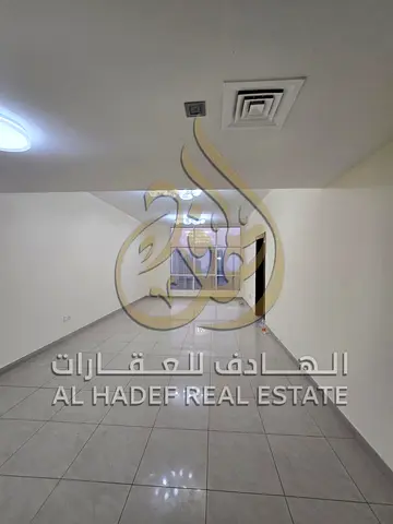 المجاز 2 – الشارقة | للإيجار السنوي 3 غرف وصالة + مجلس بإطلالة بحرية وتشطيبات فاخرة فرصة مميزة للسكن العائلي في المجاز 2