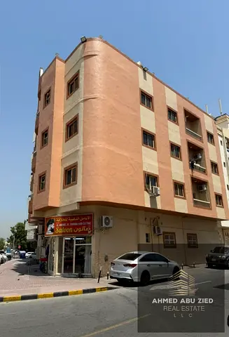 Residential and commercial building (G+3), rented with an annual income of 9.2%, freehold ownership