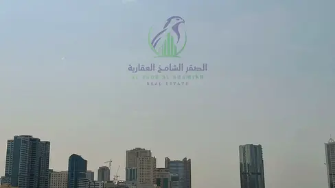 شقة غرفتين وصالة للإيجار في التعاون الشارقة، مساحات واسعة، تقسيم عملي، حمامان وموقع مميز