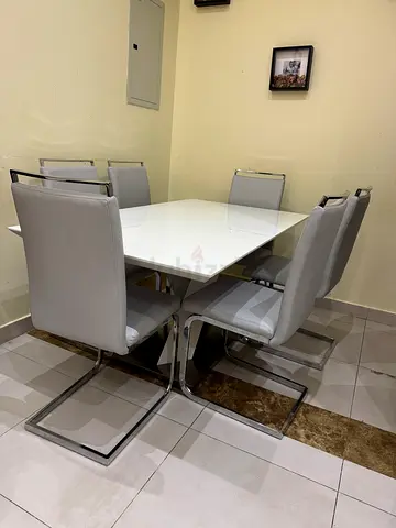White modern dining table with 6 grey cantilever chairs - excellent condition