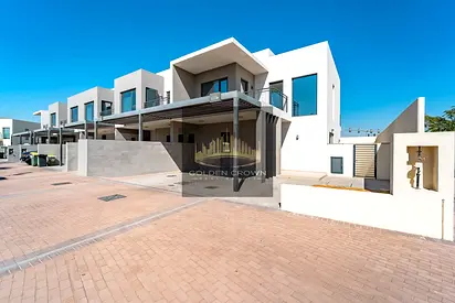 Spacious 4 Bedroom Single Row Corner Unit Near To Swimming Pool