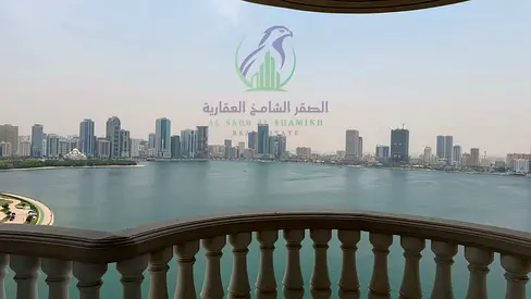 4 غرف وصالة للإيجار في المجاز 3 – الشارقة | إطلالة بحرية مباشرة | تراسان كبيران | غرفة خادمة ماستر | 5 حمامات | مسبح وجيم