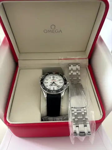 Seamaster white with swiss movement. Steel bracelet also included. Box included
