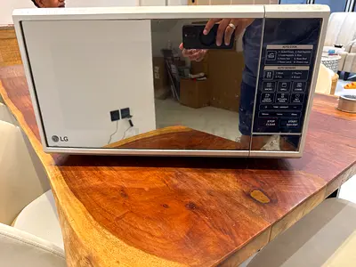 LG countertop microwave oven - good condition