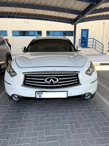 2016 Infiniti QX70 Luxury Plus GCC, no accidents, excellent condition