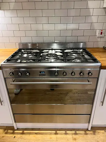 Smeg 90 cm top gass oven electric range new model slightly used