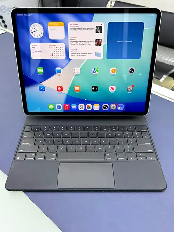 iPad Pro 12.9-inch 6Th gen 128GB Cell With Magic Keyboard