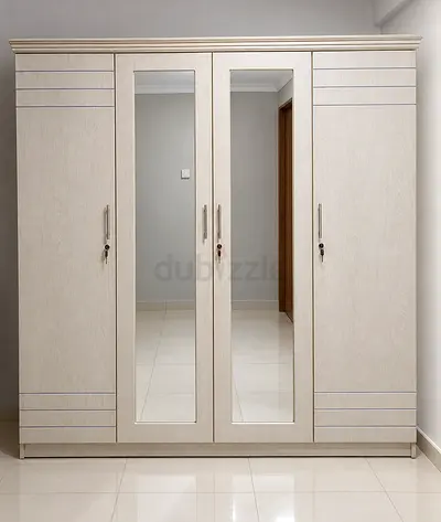 Light wood 4-door wardrobe with mirrored center panels