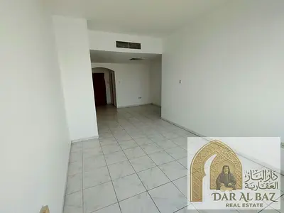 شقه بمساحة ممتازة بمنطقه ابو شغارة علي شارع الوحدة للايجار السنوي في الشارقه قريبه من جميع الخدمات فرصه مميزة