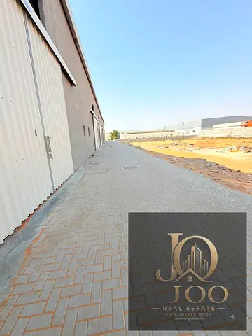 مستودعان للإيجار في أم الثعوب – أم القيوين | مساحة 2,500 قدم² لكل مستودع | كهرباء 50 KW | مساحة عملية للتخزين والتشغيل | 100,000 درهم سنوياً | 4 دفعات