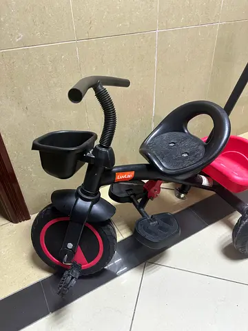 Small toddler tricycle with parent handle - good condition