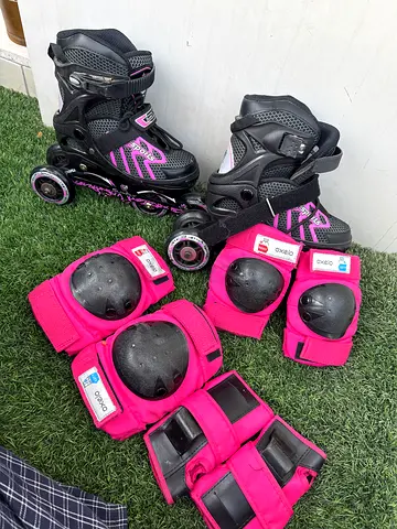 Two pairs of kids' adjustable inline roller skates with pink protective pads ( 4 to 6 years kids )