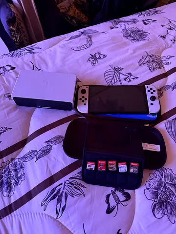 Nintendo Switch OLED + 5 Games + Case & Dock
