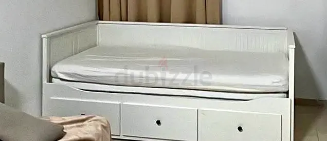 White wooden daybed with storage drawers - good condition