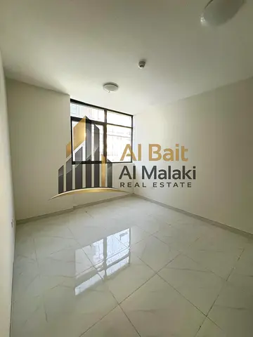 شقة غرفة وصالة للإيجار السنوي في التعاون، أول ساكن، حمامان، تكييف مركزي، باركن مجاني، 4 أو 6 دفعات، بسعر 38,000 درهم