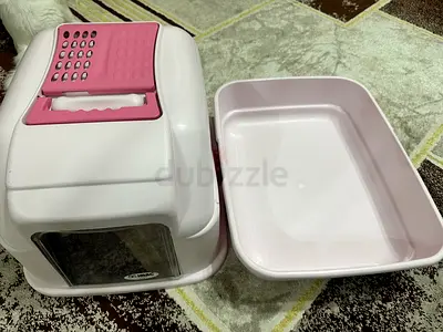 Closed hooded cat litter box with detachable tray - good condition