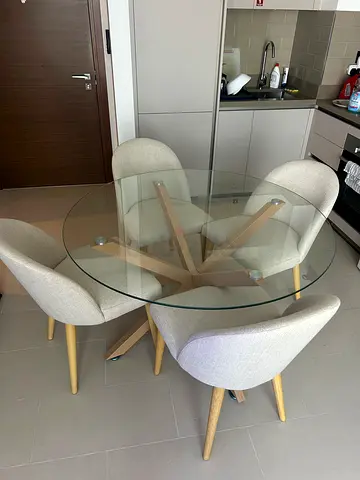 Table and 4 chairs (Panhome)