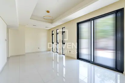 Single Row | Huge Layout | Ideal Location