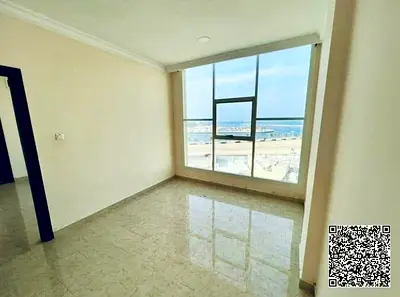 شقة تتكون من غرفة وصالة، مما يجعلها خيارًا مثاليًا للأفراد أو الأزواج الذين يبحثون عن مساحة معيشة مريحة وعملية. الشقة تحتوي على حمام واحد، وهي تقع في