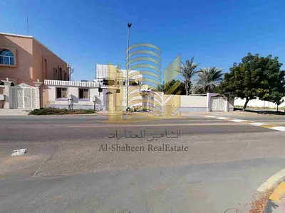 Arabic house for sale in Ajman, Mushairef area, Al Safiya Street, Mushairef A very distinguished location on an asphalt street, consisting of 5 rooms, a council, a hall, and a large courtyard The hous