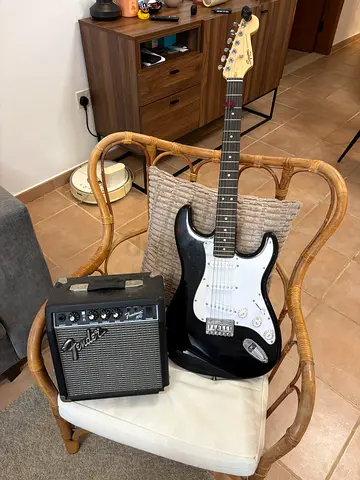Fender Squier Stratocaster + Fender Amp + GE100 Pedal Multi-Effects