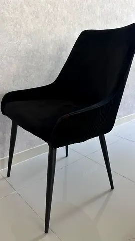 Black velvet dining chair with armrests — set of 1