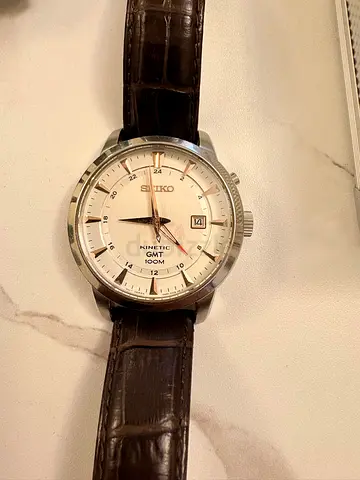 Seiko Kinetic GMT 100M (Ref. SUN033 / SUN033P1 powered by 5M85 movement with brown leather strap