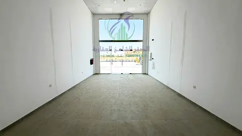 محل تجاري جديد بأول استخدام للإيجار على شارع رئيسي بالصجعة الشارقة. مساحة 500 قدم، واجهة زجاج ومجهز بالكامل. سداد على 4 دفعات.