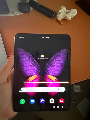 Samsung Galaxy Fold 2019– Working, Minor Line on Inner Screen
