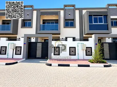 تاون هاوس مميز للبيع مباشرة على الشارع الرئيسي وفي موقع استراتيجي للغاية، يتميز بموقعه الحيوي وسهولة الوصول،