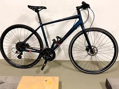 Specialized Sirrus Hybrid Bike - Hydraulic disc brakes – Medium Frame