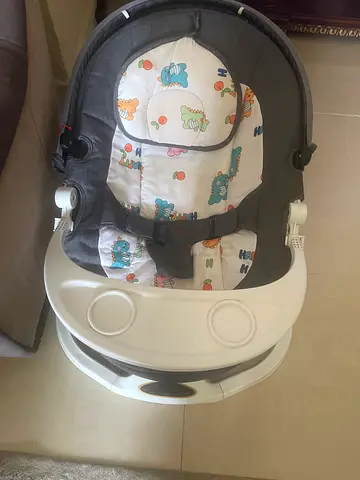 Baby rocker/bouncer seat with removable tray - good condition