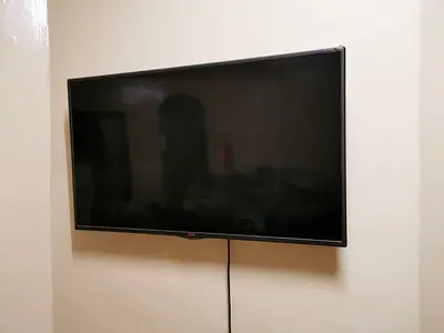 LG SMART TV FOR MOVIES AND GAMING (With Free BluRAY and DVD PLAYER)
