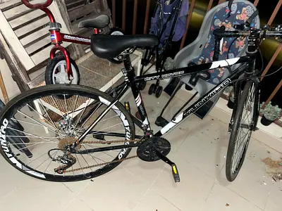 Used road/commuter bike rear wheel with cassette and derailleur - needs servicing, take all in pic!!