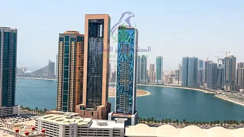 شقة غرفتين وصالة للإيجار السنوي في الممزر الشارقة بإطلالة بحرية وغرفة ماستر وبلكونة وثلاثة حمامات