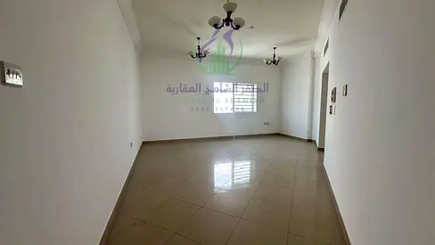 غرفتين وصالة في التعاون بمساحة واسعة وبلكونة وإطلالة مفتوحة وباركينج مجاني على مخرج دبي