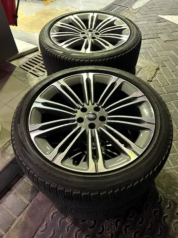 Range Rover wheel and tyres