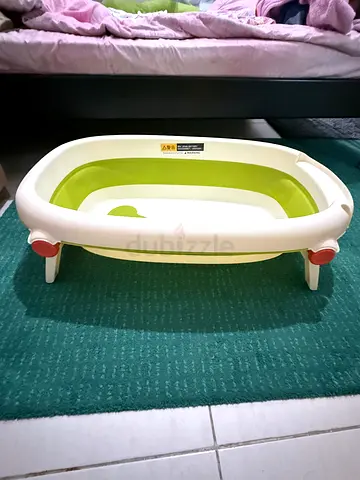 Foldable baby bathtub with non-slip feet - green/white