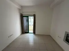 AED 22,000 – Studio for Annual Rent in Smart Tower | Balcony | Gym & Pool | Private Parking