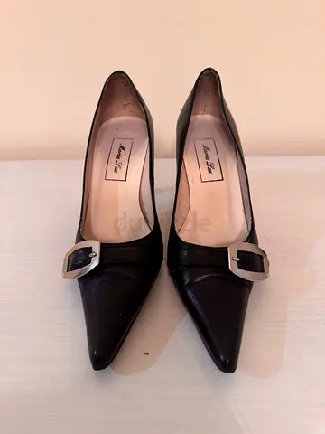 Black pointed-toe leather pumps with buckle, size 35