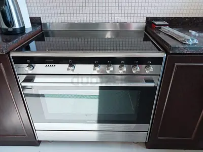 iQ700 Siemens 5hubs electric ceramic cooking range 90/60size with digital clock and classic oven....