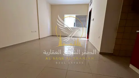 استوديو واسع في البوطينة الشارقة بتكييف مركزي ومطبخ منفصل وبناية عائلية نظيفة وقريب من الخدمات وراحة