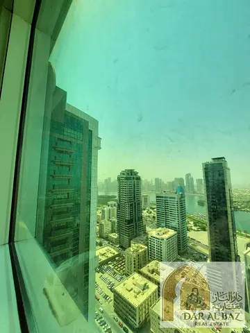3 غرف نوم وصالة واسعة جميع غرف النوم ماستر 5 حمامات غرفة خادمة ماستر غرفة غسيل خزائن حائط 2 بلكونة بإطلالة بحرية مفتوحة تراس كبير خارجي المزايا والخدم